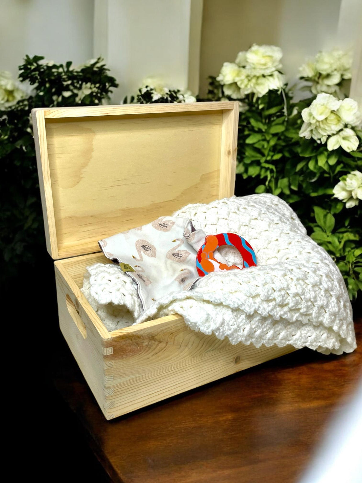 Personalisierte Holzkiste Pferd mit Acrylglas-Namensschild, Detailansicht