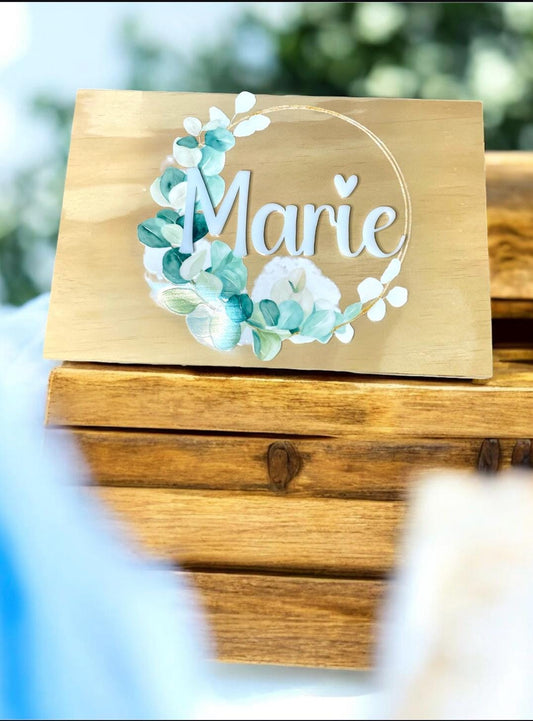 Personalisierte Holzkiste mit Eykapyptuskranz | Erinnerungskiste für Kinder | Namensschild aus Acrylglas | Geschenk zur Geburt & Taufe Das Glückswerk