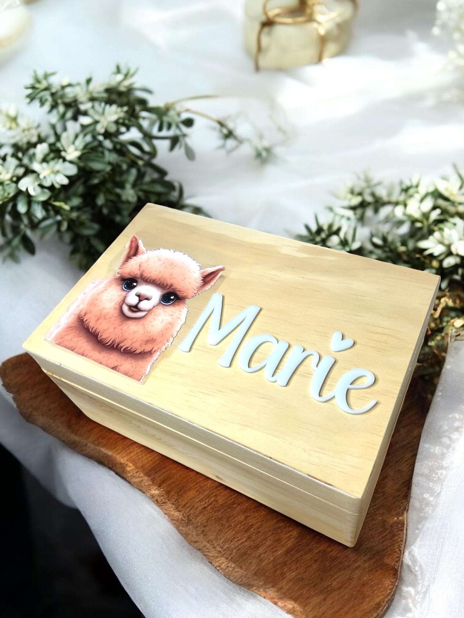 Personalisierte Holzkiste mit Lama/ Alpaka | Erinnerungskiste für Kinder | Namensschild aus Acrylglas | Geschenk zur Geburt & Taufe Das Glückswerk