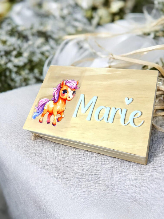 Personalisierte Holzkiste mit Pferd | Erinnerungskiste für Kinder | Namensschild aus Acrylglas | Geschenk zur Geburt & Taufe Das Glückswerk