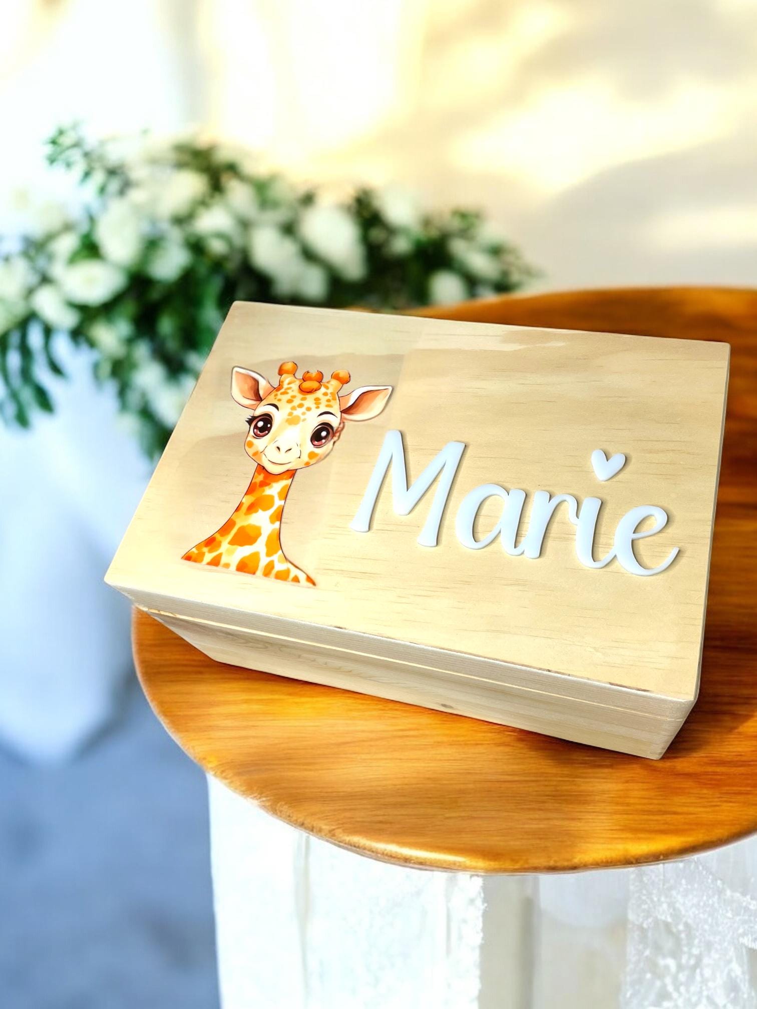 Personalisierte Holzkiste mit Giraffe| Erinnerungskiste für Kinder | Namensschild aus Acrylglas | Geschenk zur Geburt & Taufe Das Glückswerk