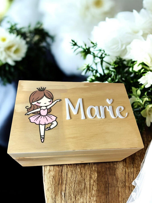 Personalisierte Holzkiste mit Tänzerin| Erinnerungskiste für Kinder | Namensschild aus Acrylglas | Geschenk zur Geburt & Taufe Das Glückswerk