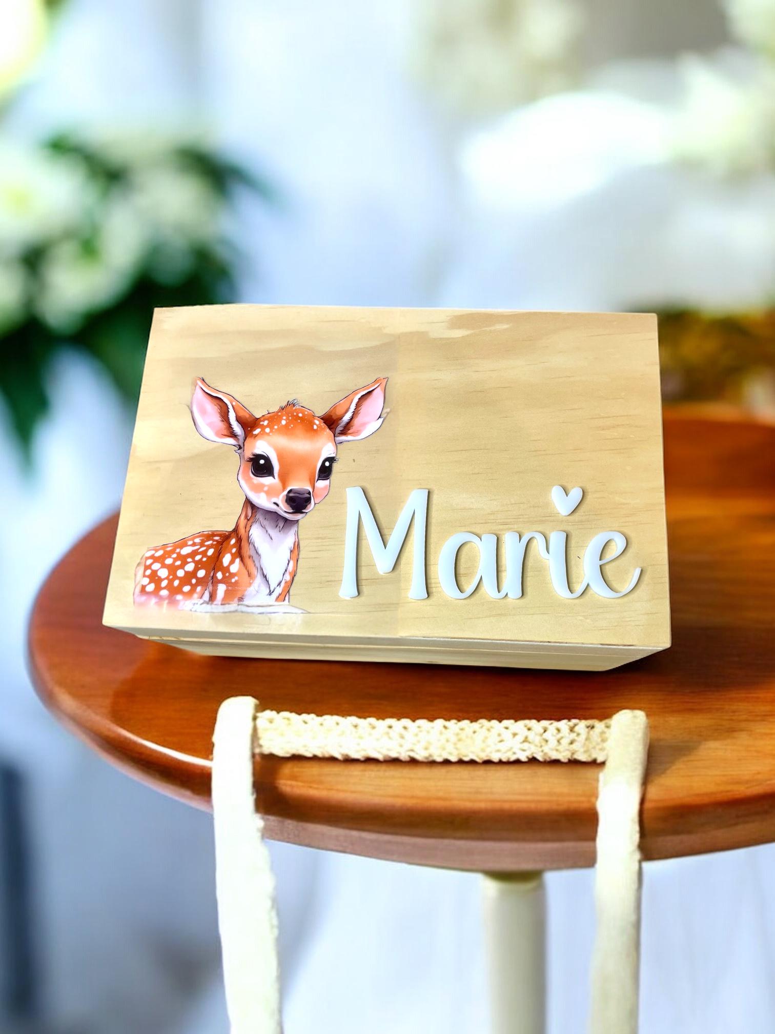 Personalisierte Holzkiste mit Rehkiz | Erinnerungskiste für Kinder | Namensschild aus Acrylglas | Geschenk zur Geburt & Taufe Das Glückswerk