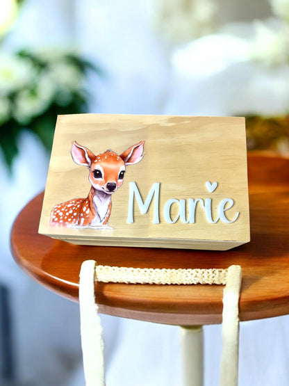 Personalisierte Holzkiste mit Rehkiz | Erinnerungskiste für Kinder | Namensschild aus Acrylglas | Geschenk zur Geburt & Taufe Das Glückswerk