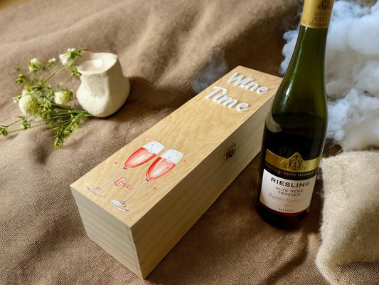 Personalisierte Weinbox aus Holz mit farbigen Sektgläsern | „Wine Time“ Acrylschrift | Geschenkidee für Weinliebhaber Das Glückswerk