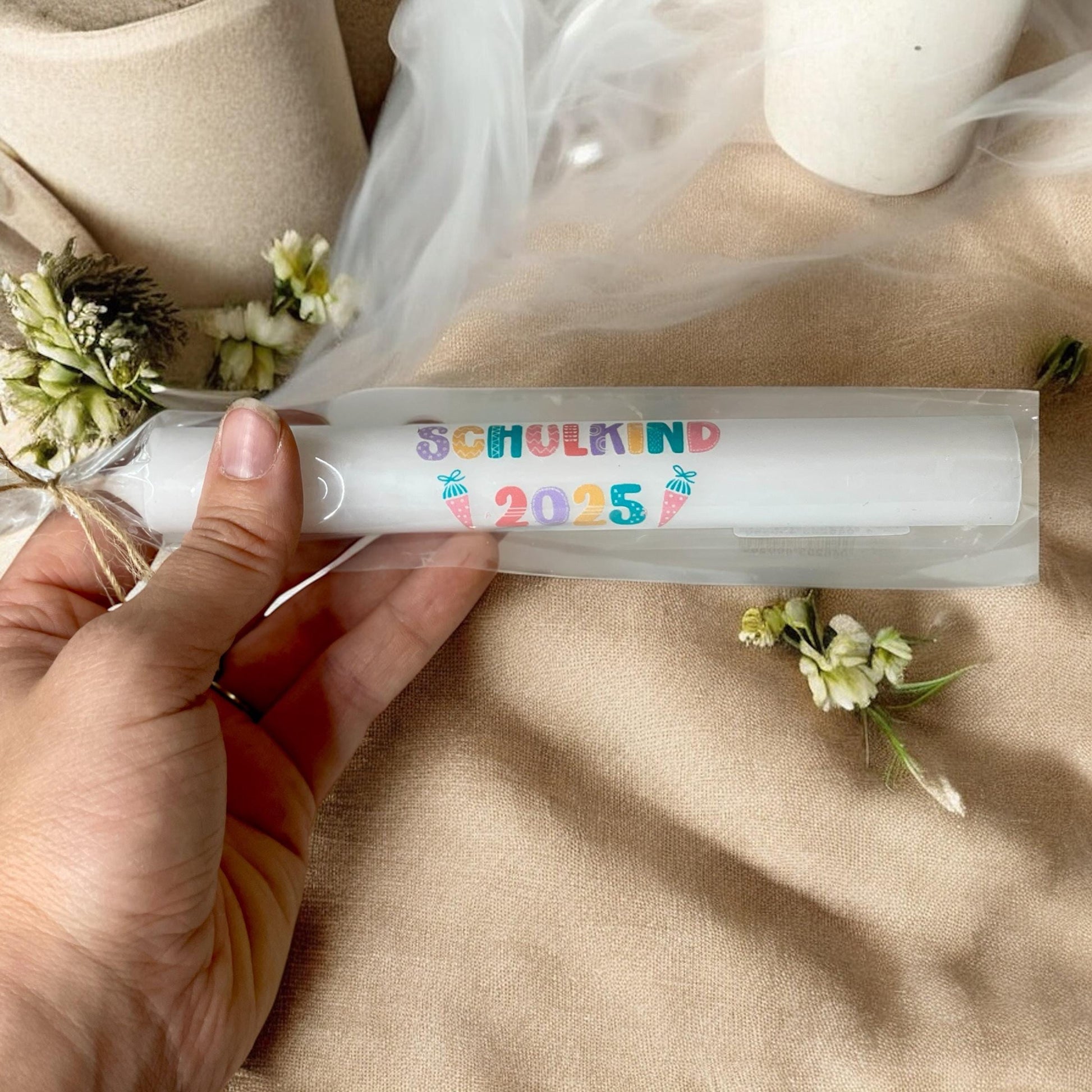 Personalisierte Kerze „Schulkind“ | 16 cm hoch, 2,2 cm breit | Geschenk zur Einschulung Das Glückswerk