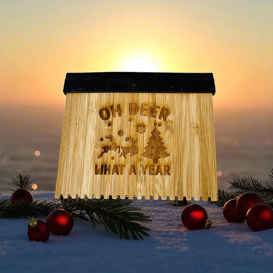 Eiskratzer Bambus mit Gravur – „Oh deer what a year“ | Lustiges Auto Winter Zubehör Geschenk Das Glückswerk
