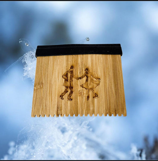 Eiskratzer Bambus mit Gravur – Paar auf Schlittschuhen | Romantisches Winter Geschenk Das Glückswerk