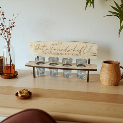 Schnapsbank Holz mit Gravur + 4 Gläser – „Auf gute Freundschaft hält länger als jeder Kater“ | Geschenk Männer Frauen Das Glückswerk
