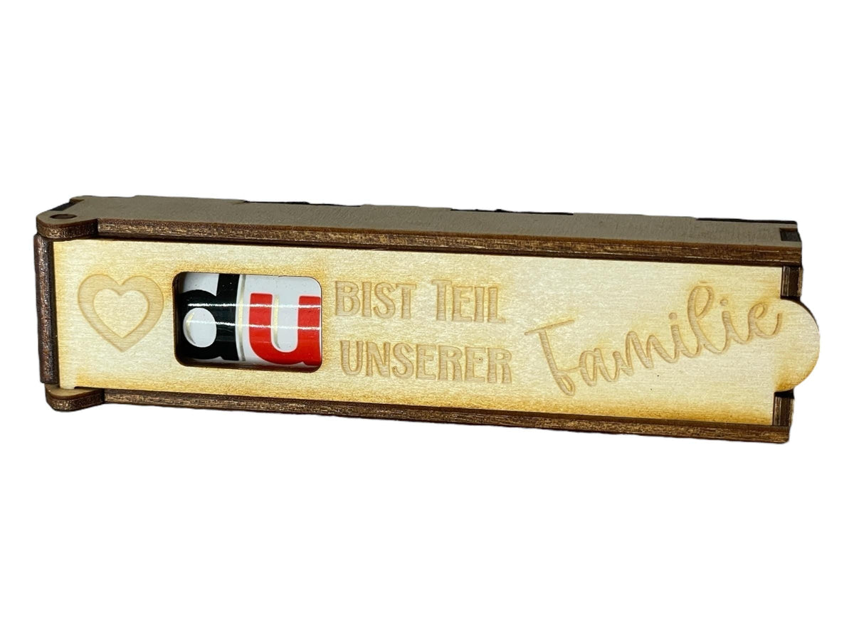 Geöffnete Holz-Schokoriegelhülle mit Familien-Gravur von oben