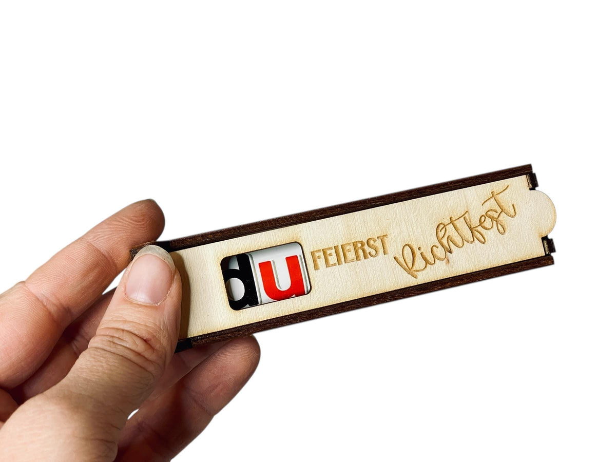 Holzbox mit Buchstabenklötzchen „DU“ und Gravur „Richtfest“