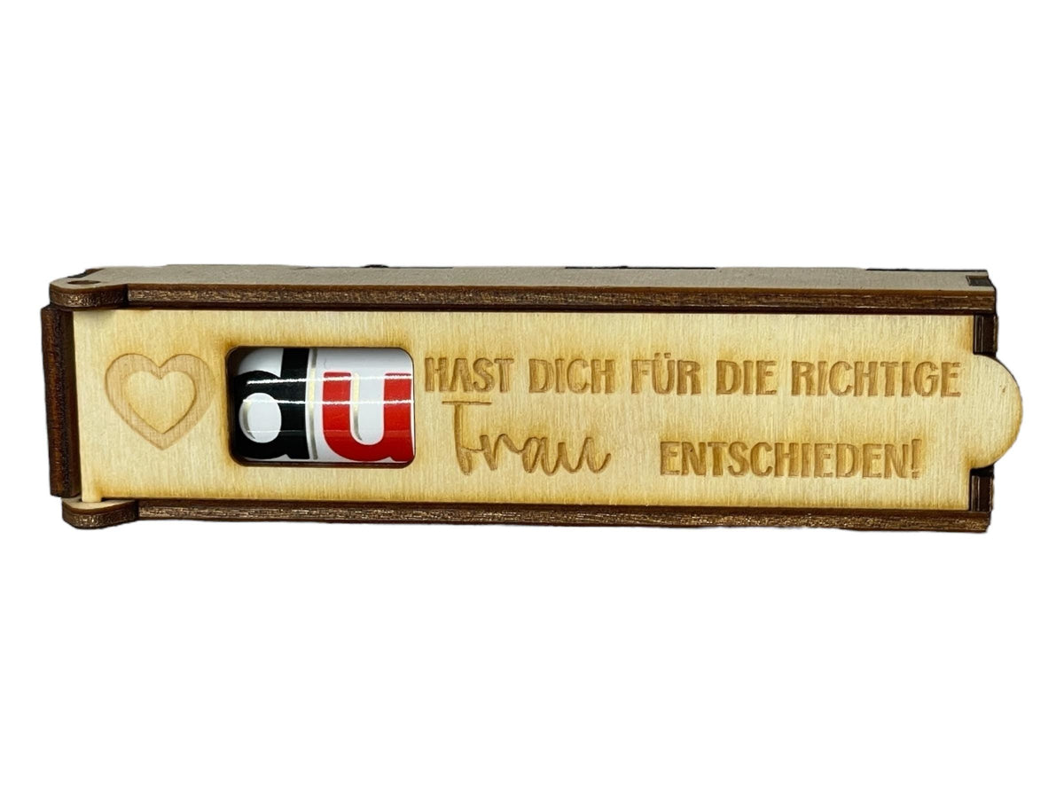 Schokoladenhülle Holz Größenvergleich mit handelsüblichem Schokoriegel