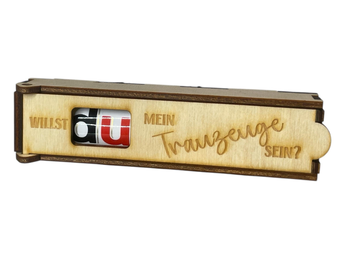Schokoladenhülle Holz Größenvergleich mit handelsüblichem Schokoriegel
