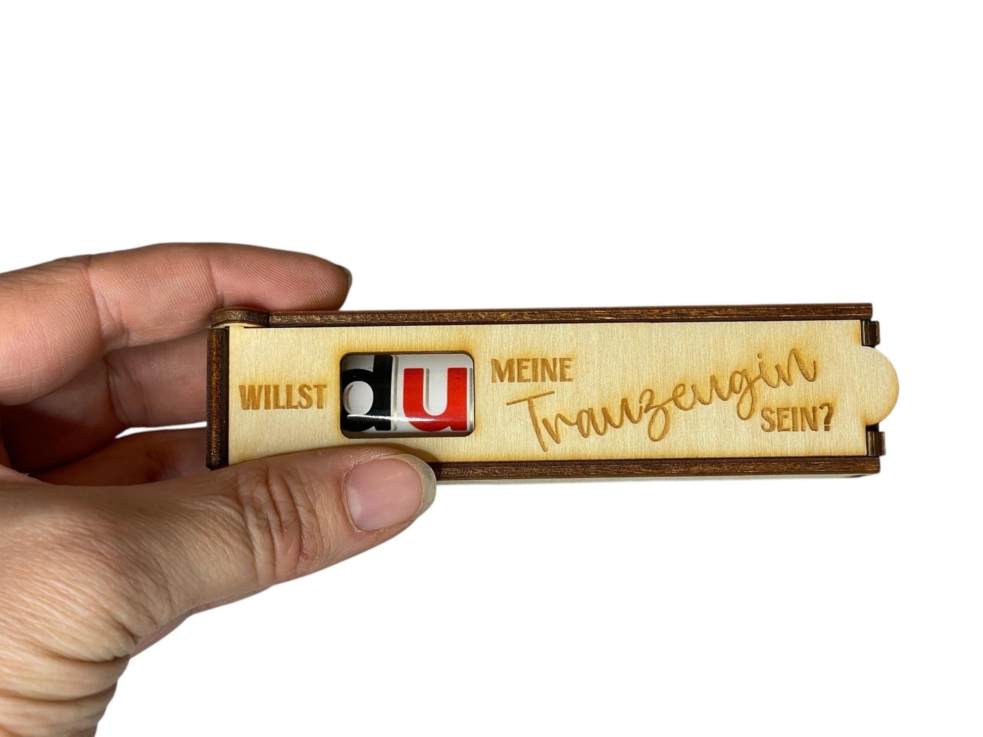 Holz Schokoladenhülle mit Gravur – „Willst du mein Trauzeuge / Trauzeugin sein?“ | Geschenkidee Trauzeuge fragen Das Glückswerk