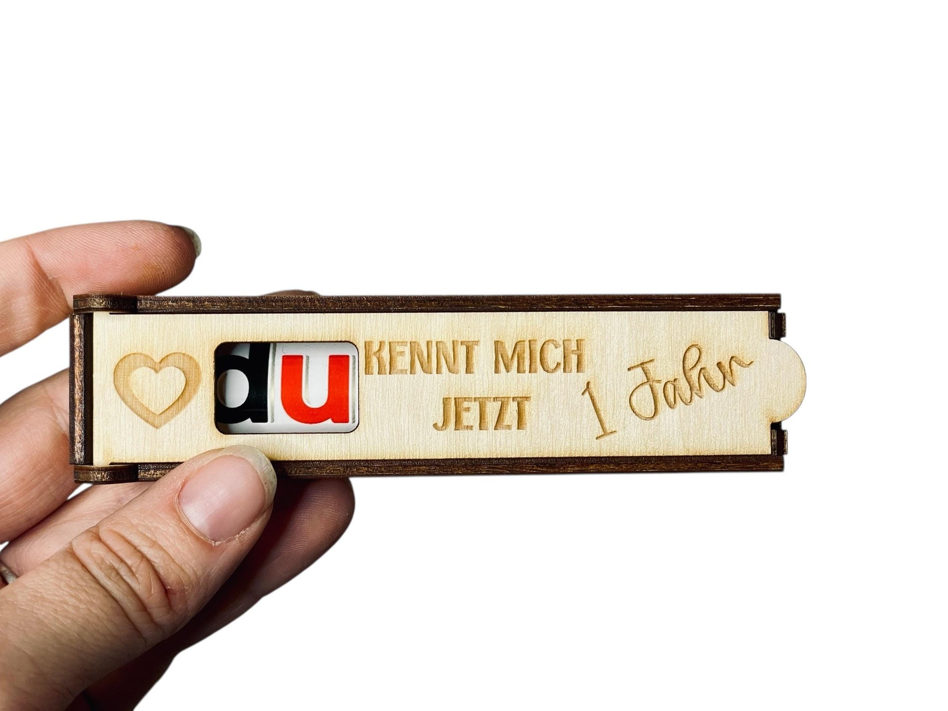 Holz Schokoladenhülle mit Gravur – „Du kennst mich jetzt [x] 1 2 3 4 5 6 Jahre“ | Geschenkidee Freundschaft & Beziehung Das Glückswerk