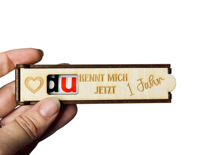 Holz Schokoladenhülle mit Gravur – „Du kennst mich jetzt [x] 1 2 3 4 5 6 Jahre“ | Geschenkidee Freundschaft & Beziehung Das Glückswerk