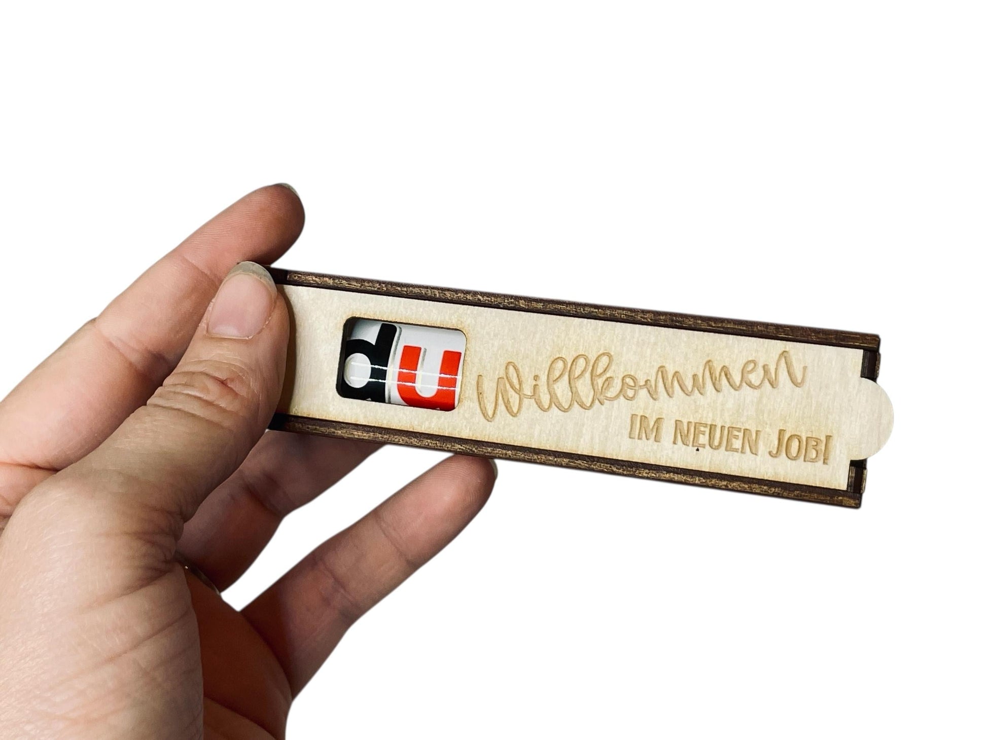 Holz Schokoladenhülle mit Gravur – „Willkommen im neuen Job“ | Geschenkidee Kollegen Das Glückswerk