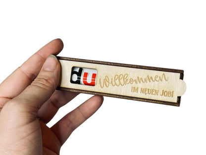 Holz Schokoladenhülle mit Gravur – „Willkommen im neuen Job“ | Geschenkidee Kollegen Das Glückswerk