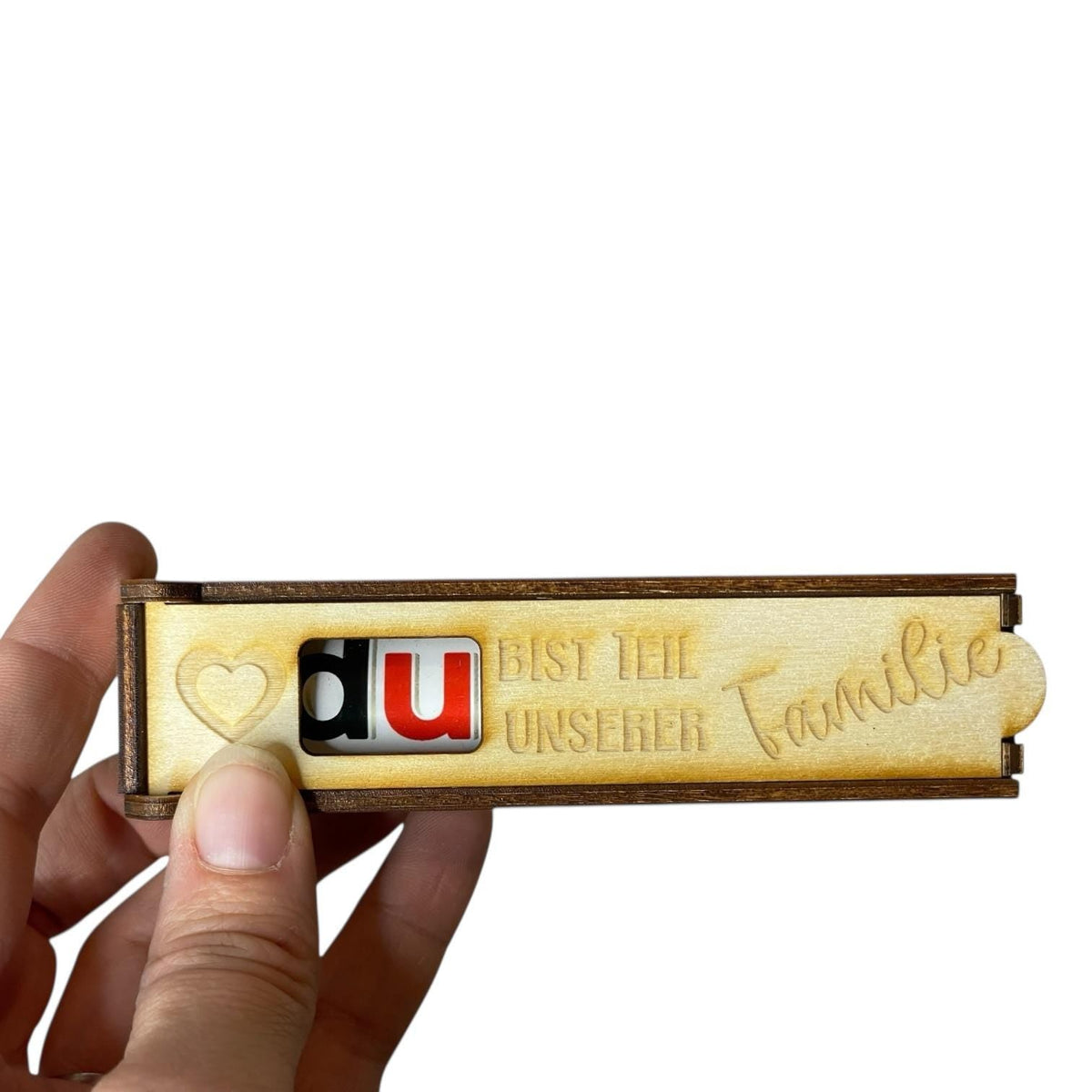 Personalisierte Schokoriegelhülle Holz „Teil unserer Familie“, in Hand