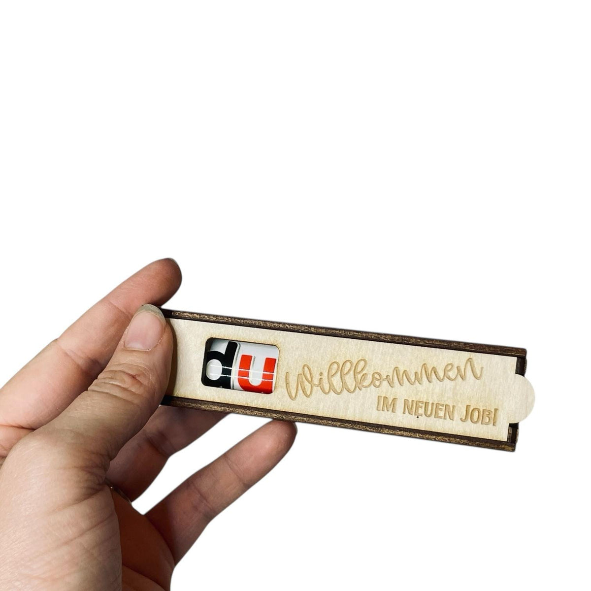 Schokoladenhülle Holz Detailansicht der Gravur "Willkommen im neuen Job"
