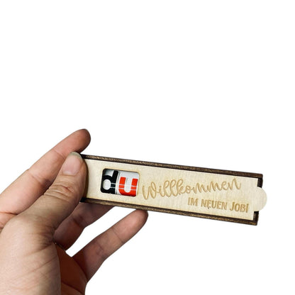 Schokoladenhülle Holz Detailansicht der Gravur "Willkommen im neuen Job"