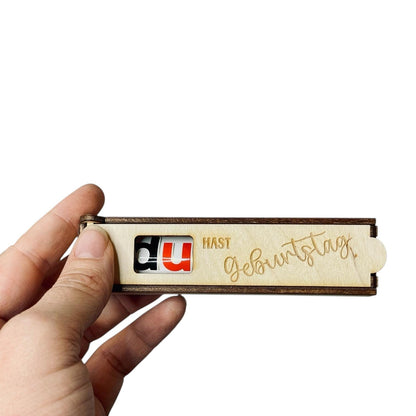 Holz Schokoladenhülle mit Gravur – „Du hast Geburtstag“ | Geschenkidee Geburtstag Das Glückswerk