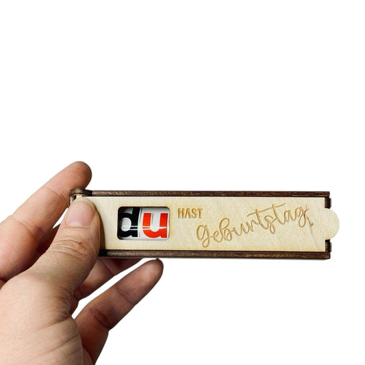 Holz Schokoladenhülle mit Gravur – „Du hast Geburtstag“ | Geschenkidee Geburtstag Das Glückswerk