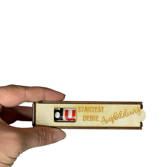 Holz Schokoladenhülle mit Gravur – „Du startest deine Ausbildung“ | Geschenkidee Azubi Das Glückswerk