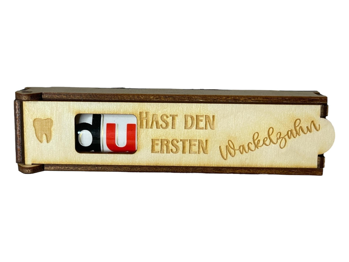 Schokoladenhülle Holz mit eingelegtem Schokoriegel, Geschenkidee erster Wackelzahn eines Kindes