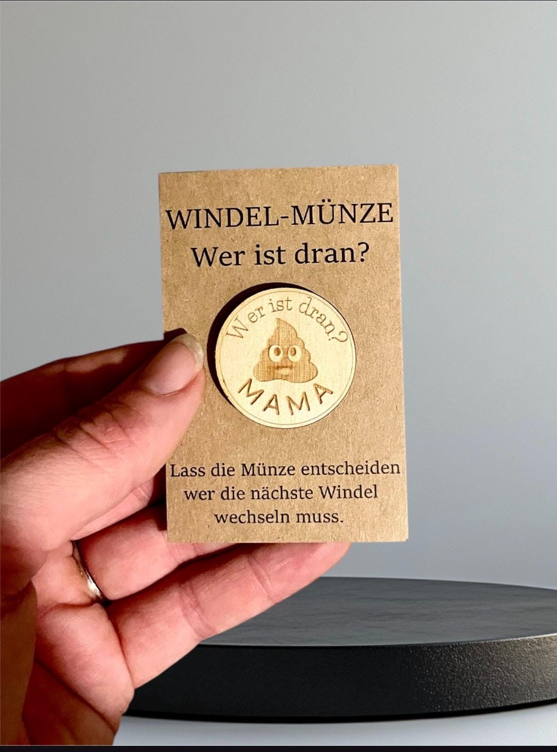 Windelmünze aus Holz – Babygeschenk zur Geburt, lustiges Geschenk für Eltern, Babyparty Mitbringsel für Mama & Papa mit poop Windelmünze Das Glückswerk
