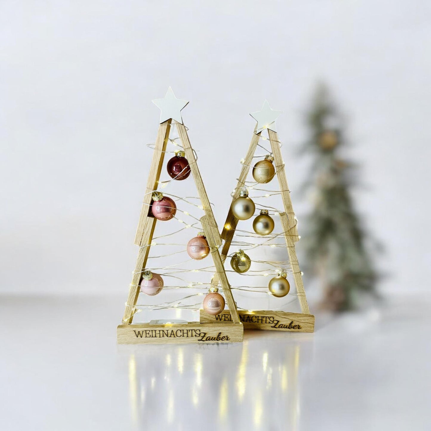 Weihnachtsbaum aus Holz mit Lichterkette und Weihnachtskugeln aus Glas Das Glückswerk