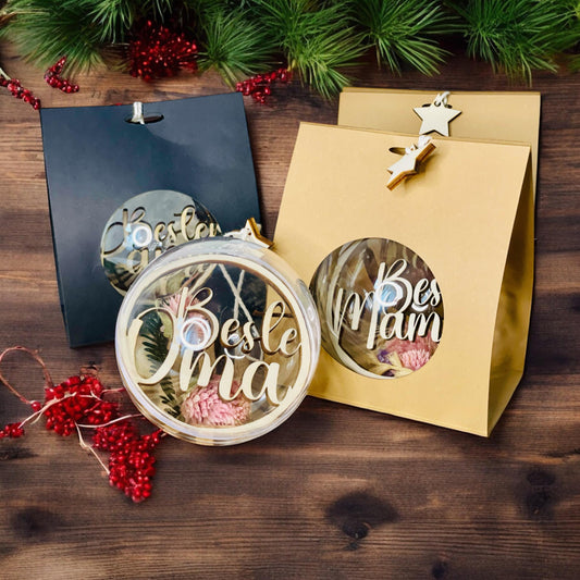 Personalisierte Weihnachtskugel mit Trockenblumen als Geschenk verpackt Das Glückswerk