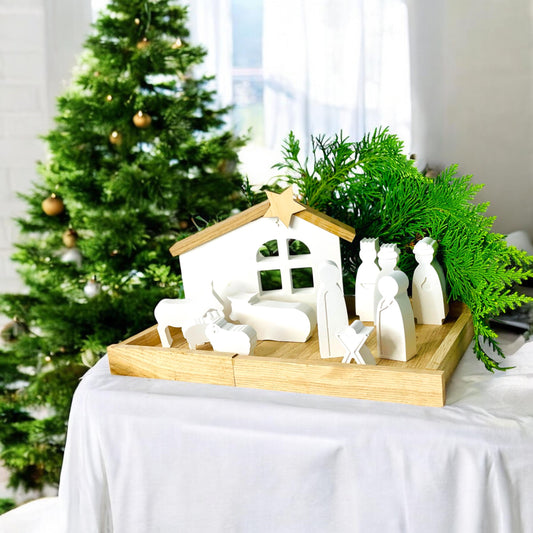 Krippe als Weihnachtsdeko aus Holz Raysin mit Maria Josef Jesus auf einem holz Tablett Das Glückswerk