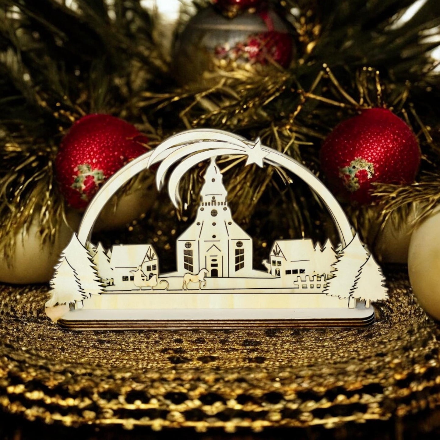 Handgefertigter Schwibbogen Seiffener Kirche – Erzgebirge Deko, LED Lichterbogen, Weihnachten, Holzkunst, verschiedene Größen Das Glückswerk