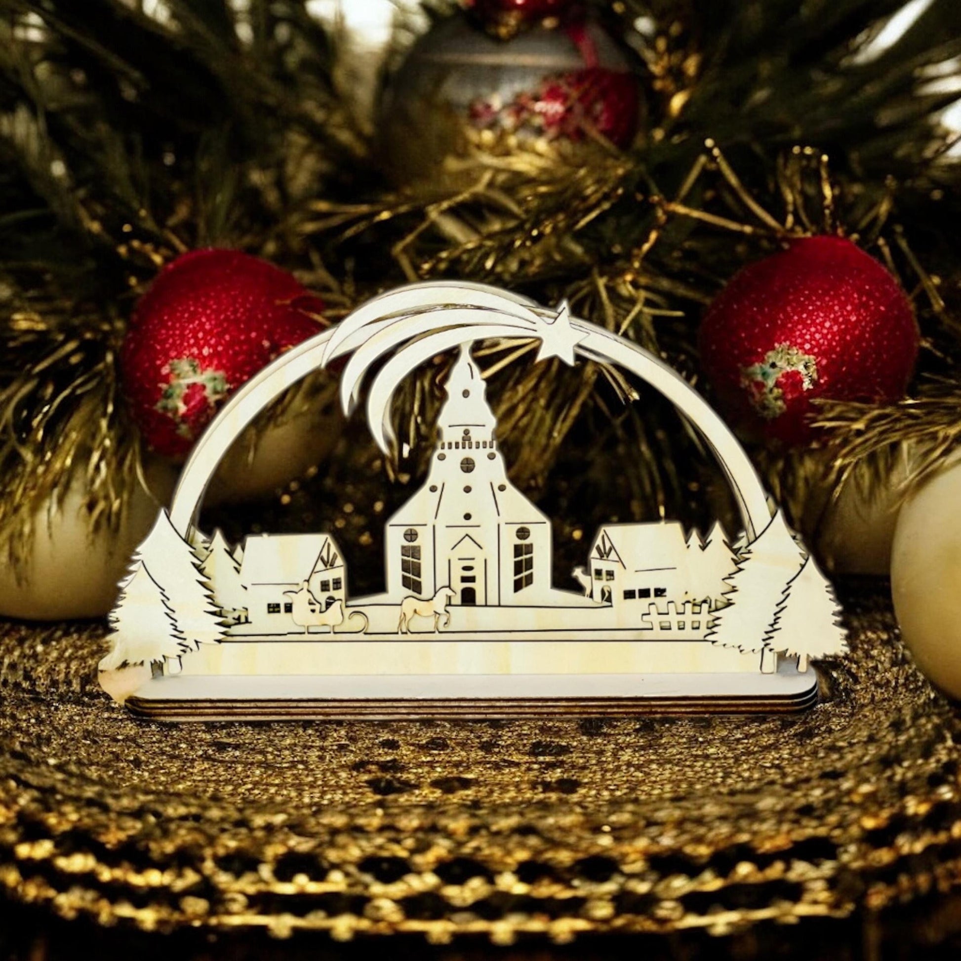 Handgefertigter Schwibbogen Seiffener Kirche – Erzgebirge Deko, LED Lichterbogen, Weihnachten, Holzkunst, verschiedene Größen Das Glückswerk