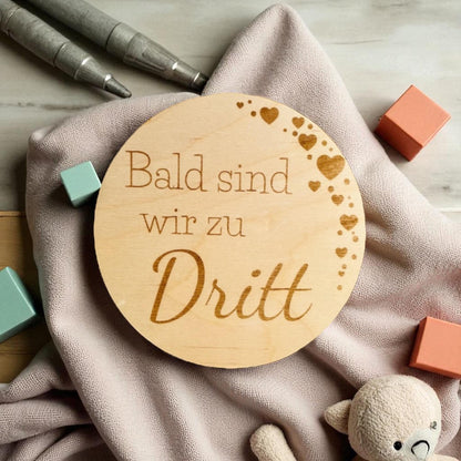 Schwangerschaft verkünden Holzschild – „Wir sind bald zu dritt/viert/fünft“ – Fotorequisite, DasGlueckswerk, Dekoration, Backdrops & Props, 