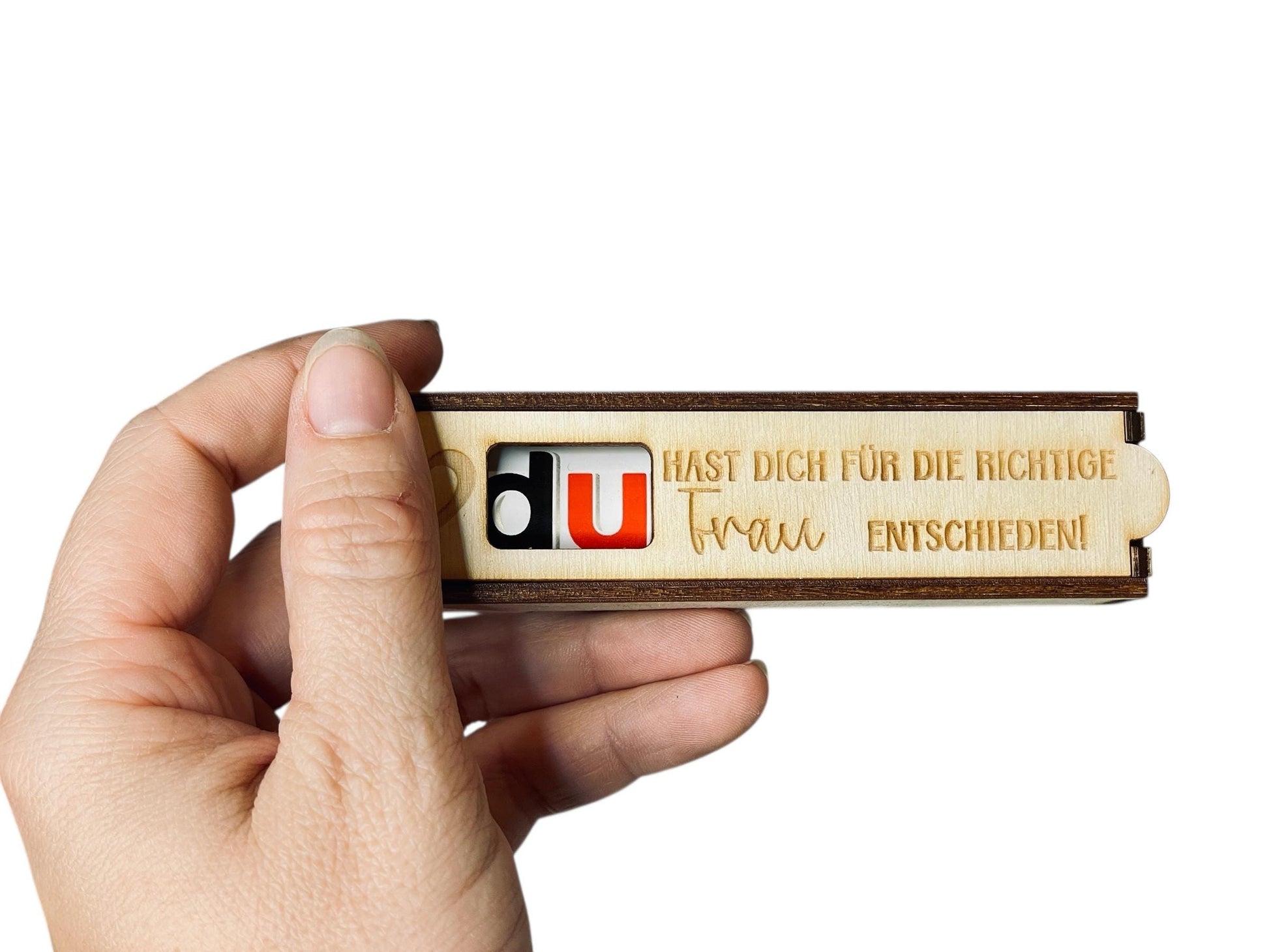 Holz Schokoladenhülle mit Gravur – „Du hast dich für die richtige Frau / Mann entschieden“ | Lustiges Hochzeitsgeschenk Das Glückswerk