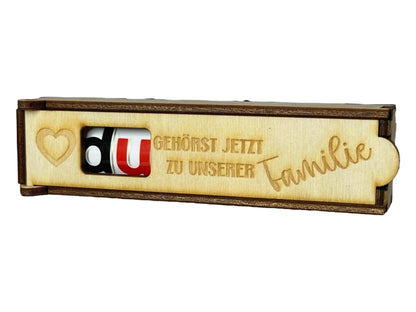 Holz Schokoladenhülle mit Gravur – „Du gehörst jetzt zu unserer Familie“ | Geschenkidee Familie Das Glückswerk