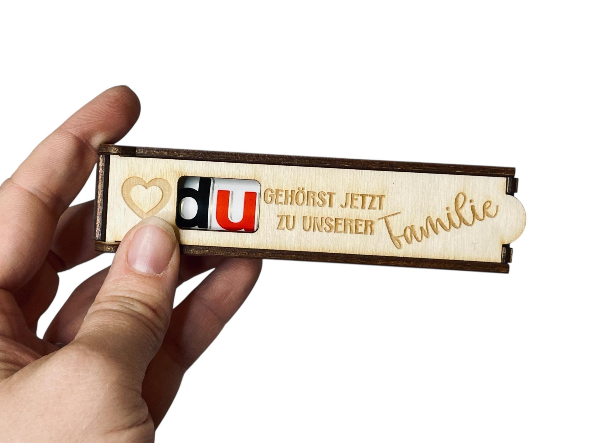 Holz Schokoladenhülle mit Gravur – „Du gehörst jetzt zu unserer Familie“ | Geschenkidee Familie Das Glückswerk