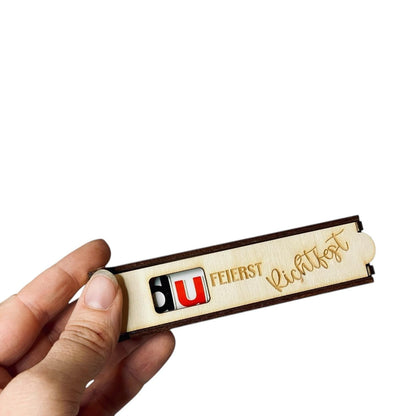 Personalisierte Schokoriegelbox Holz mit Richtfest-Gravur, Nahaufnahme