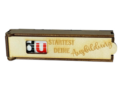 Holz Schokoladenhülle mit Gravur – „Du startest deine Ausbildung“ | Geschenkidee Azubi Das Glückswerk