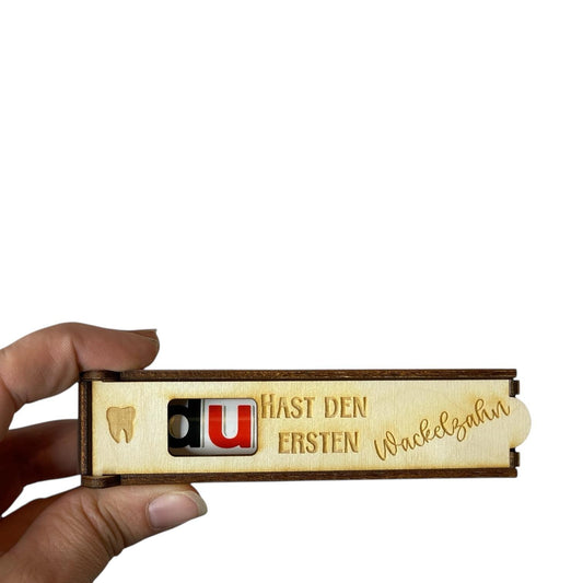 Holz Schokoladenhülle mit Gravur – „Du hast den ersten Wackelzahn“ | Geschenkidee Kinder Das Glückswerk