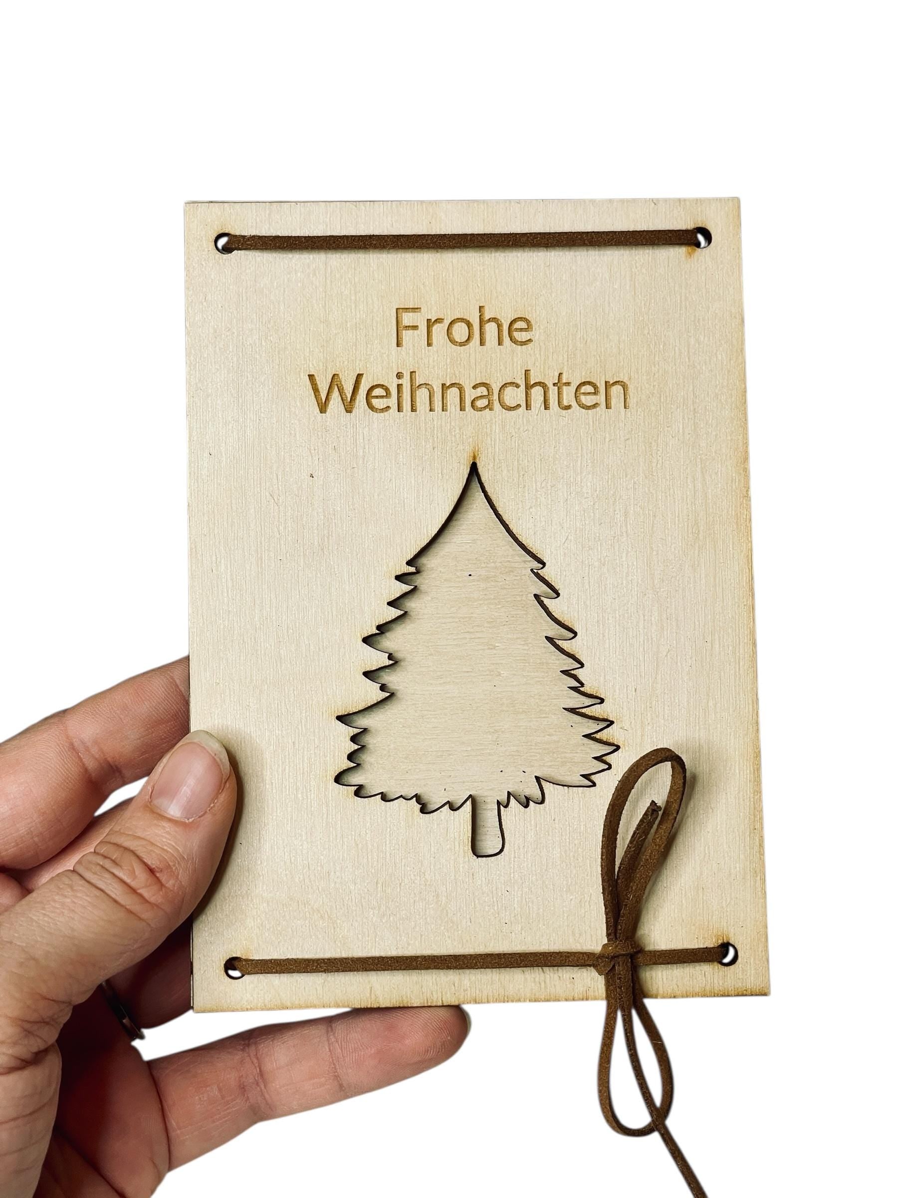 Holz Geschenkkarte Weihnachten mit Gravur – Tannenbaum & „Frohe Weihnachten“ | Geldgeschenk Weihnachten Das Glückswerk