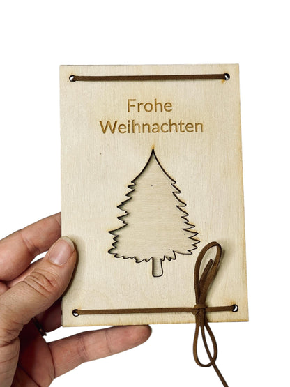 Holz Geschenkkarte Weihnachten mit Gravur – Tannenbaum & „Frohe Weihnachten“ | Geldgeschenk Weihnachten Das Glückswerk