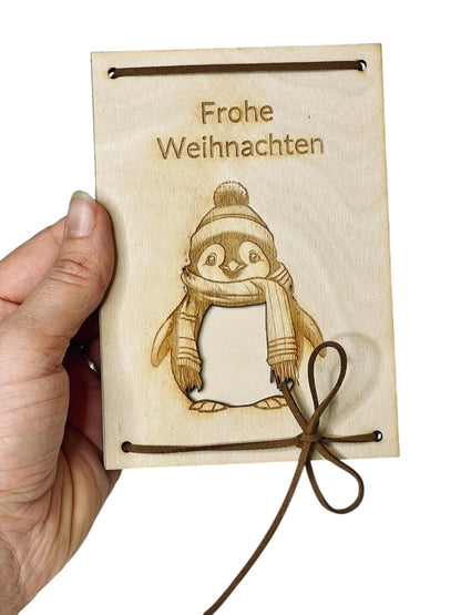 Holz Geschenkkarte Weihnachten – Pinguin mit Geldfach im Bauch | Originelle Geldgeschenk Verpackung Das Glückswerk