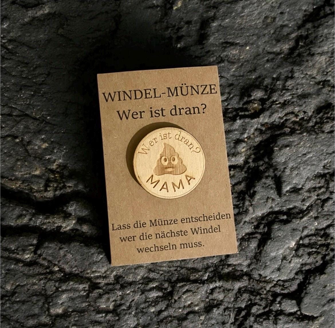 Windelmünze aus Holz – Babygeschenk zur Geburt, lustiges Geschenk für Eltern, Babyparty Mitbringsel für Mama & Papa mit poop Windelmünze Das Glückswerk