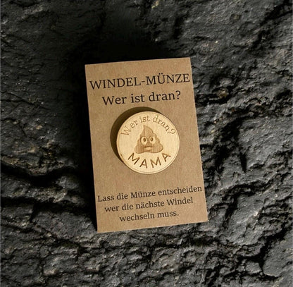 Windelmünze aus Holz – Babygeschenk zur Geburt, lustiges Geschenk für Eltern, Babyparty Mitbringsel für Mama & Papa mit poop Windelmünze Das Glückswerk