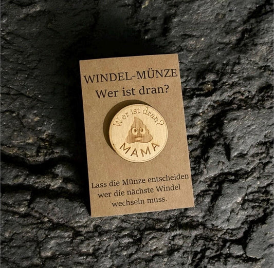 Windelmünze aus Holz im Poop Design mit Gravur Mama und Papa, Geschenk zur Geburt