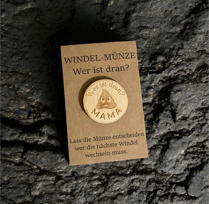 Windelmünze Holz Poop Design, lustiges Geschenk zur Geburt und Babyparty, DasGlueckswerk, Geburt & Baby, Baby & Toddler Toys, holz, kraftpapier