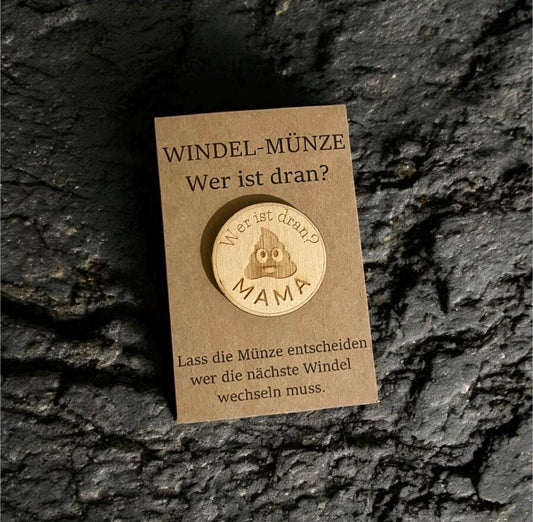 Windelmünze aus Holz – „Poop“-Design | Entscheidungshelfer für Eltern | Witziges Geschenk für Mama & Papa zur Geburt Windelmünze Das Glückswerk